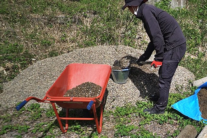 庭の砂利を買った！（2tダンプの値段・家の周りの外構用の砂利） | も 