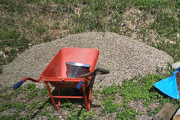 庭の砂利を買った！（2tダンプの値段・家の周りの外構用の砂利） | も 